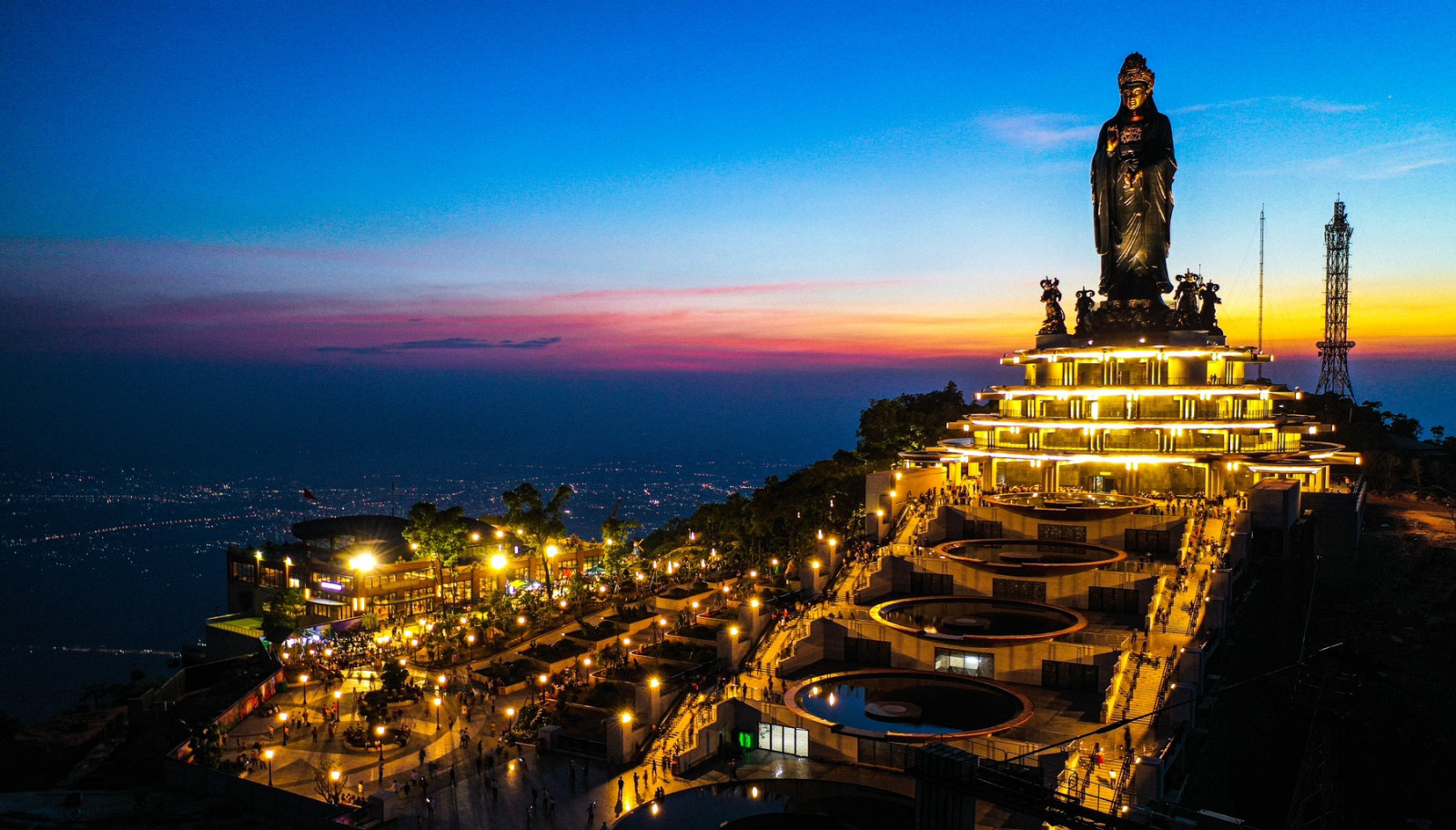 Núi Bà Đen Tây Ninh - Mỗi năm thu hút hơn 500.000 lượt du khách đến tham quan và lễ bái